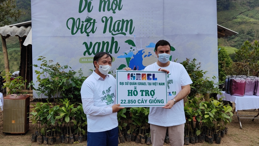 Đại sứ quán Israel cam kết vì một Việt Nam xanh, tặng hàng ngàn cây kinh tế cho Hòa Bình